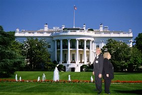 Halloween 2015-55 USA, Washington D.C, White House, garden and fountains in foreground